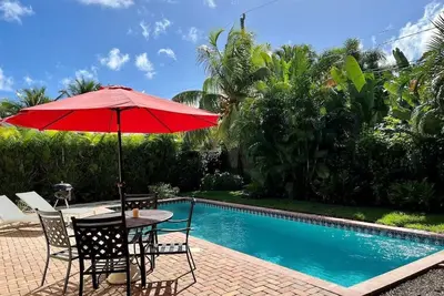 Image de Beau chalet avec piscine privée à quelques minutes du centre-ville et de la plage