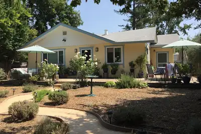 Image de Charmante maison de campagne nichée dans le village de Kenwood au cœur de la région viticole.