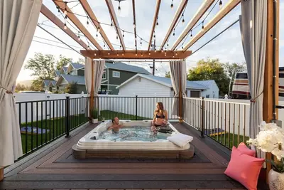 Image de Jacuzzi! ! -Le Manse - Grand centre de la maison à Whitefish parfait pour les groupes!