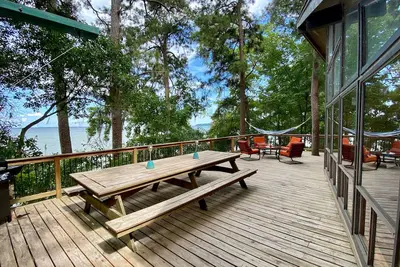 Image de Lakefront Treehouse: retraite privée dans les pins!