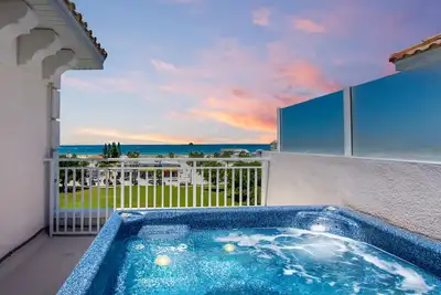 Image de Maison de ville luxueuse et familiale - bain à remous sur le toit offrant une vue imprenable sur la plage