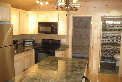 Image de Cabine rustique nouvellement rénovée à pied du lac