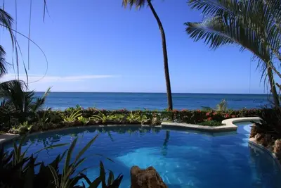 Image de A spacious, luxurious colonial style beach front apartment