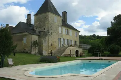Image de Maison de caractère en campagne avec grande piscine