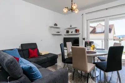 Image de Appartement de trois chambres avec la terrasse et la vue sur le mer Kastel Kambelovac, Kastela (A-15480-a)