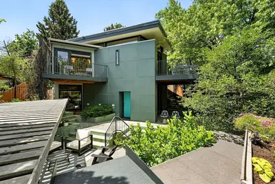 Image de Moderne sur Alpine - Tres Birds Workshop Conçu - Béton, Métal et Couleur