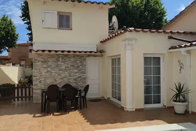 Jolie villa indépendante avec piscine privée et jardin à 2 km. de la plage