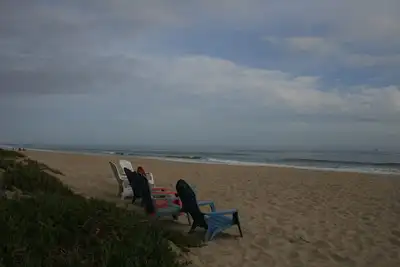 Image de À quelques pas de regarder les couchers de soleil dans le sable