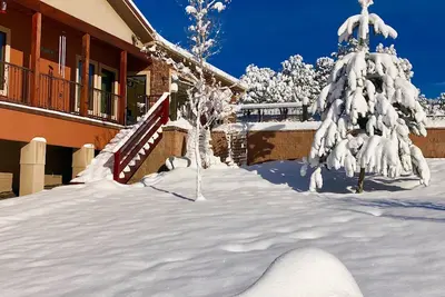 Image de Large downstairs rental. 1 bedroom. Full size kitchen. walk in shower No sharing