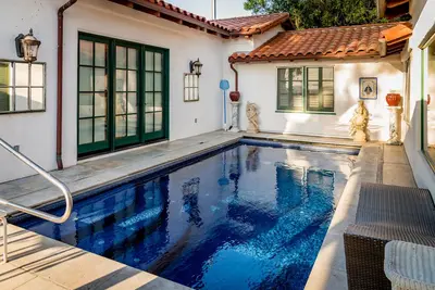 Image de Magnifique villa de style mission espagnole nichée dans un vignoble