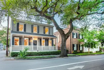 Restez local à Savannah: maison restaurée de 1816 avec cour privée, Parking