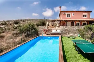 Image de Villa Elise, Belle maison, A / C, piscine privée, tennis de table.