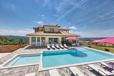Image de Nouveau - Immense propriété et maison luxueuse, 14 pers, piscine 70m2, vue magnifique