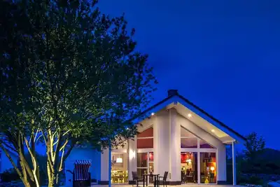 Image de Situation calme de l'eau non développée u. Vue de rêve sur le phare de Hiddensee!