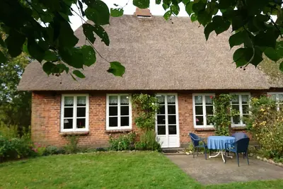Image de Appartement agréablement meublé dans maison à toit de chaume et grand jardin