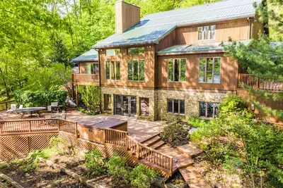 Image de Moins de 2 miles de Wisp, vue sur le lac et 4 suites de maître!