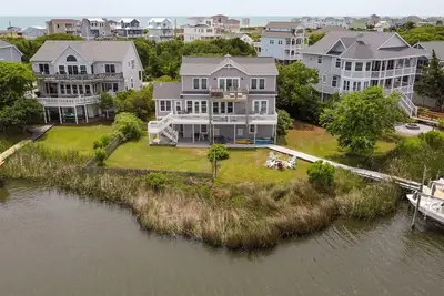 Image de \"Sounds Right\" - 4 chambres / 3. 5 salles de bain avec une vue incroyable sur le son Icww / quai pour bateau / cour clôturée / piscine communautaire à North Topsail Beach, Caroline du Nord!