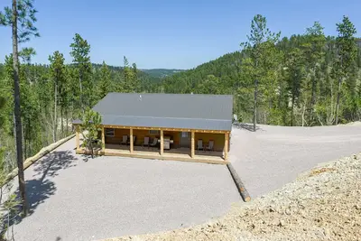 Image de Vues spectaculaires de cette maison 3br Hilltop nouvellement construite à l'extérieur de Deadwood