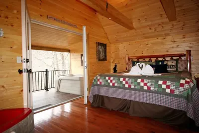 Image de Plus de 700 $ en billets gratuits, jacuzzi coeur, bain à remous, lit King, Internet, à 5 minutes de l'aquarium