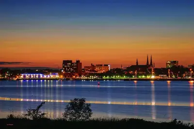 Image de Séjour pittoresque au bord de l'eau avec vue sur le port et la ville de Charlottetown.