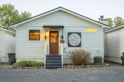 Image de Obtenez au bord du lac confortable dans un chalet chic avec vue sur la montagne