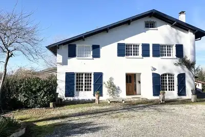 Image de Grande Maison, Piscine 5/10m, Vue montagne, Jardin paysager, 6km Bayonne