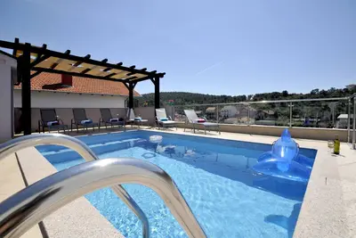 Image de Villa de luxe Piscine sur le toit! Disponible en saison