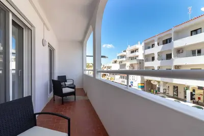 Image de 2 chambres Apt avec piscine communale, emplacement du centre-ville, à 300m de la plage