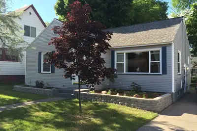 Image de Maison propre, confortable et à distance de marche de la plage, de la piste cyclable et du centre-ville