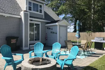 Image de Rénové Cape Cod House -1 mile \/ 2 minutes en voiture de la plage