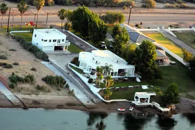 Image de Maison d'hôtes River Front avec rampe, plage, volley-ball et gazebo sur l'eau