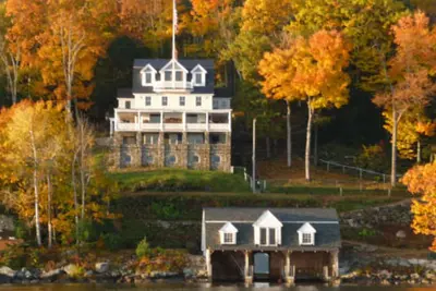 Image de Le plus bel hôtel restauré au bord de l'eau du lac Winni avec hangar à bateaux et plage privée
