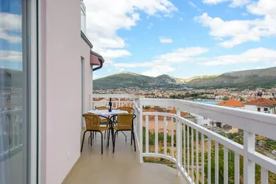 Image de Appartement d'une chambre avec la terrasse et la vue sur le mer Trogir (A-15440-c)