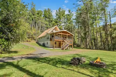 Image de Bord de rivière avec votre propre plage privée! Fire Pits - Jeux et plus encore!