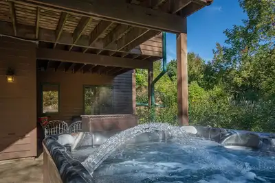 Image de ~ Nouveau Hot Tub ~ 4br / Animaux acceptés Talisman Lodge avec table de billard, cheminée, barbecue