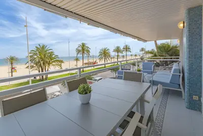 Appartement confortable décoré, avec wifi, en face de la plage