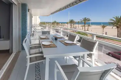 Appartement confortable décoré, avec wifi, en face de la plage