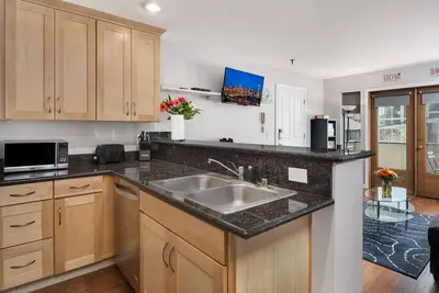 Image de Thomas Lodge \"Boston\": Bright & Comfy w \/ En Suite | Emplacement pratique | Garage