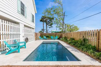 Image de 4 chambres à coucher ~ 3. 5 salles de bain ~ piscine ~ vues sur les marais ~ salon et salle à manger en plein air ~ véranda