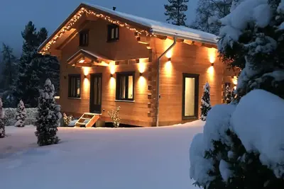 Image de Maisons en bois 5 étoiles avec sauna + cheminée dans les Alpes - style chalet, harmonie \"cabane\"