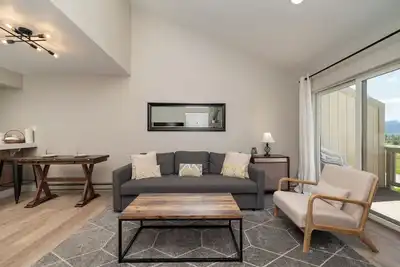 Image de Spacieuse unité de 2 chambres au 2ème ��tage avec vue sur la montagne