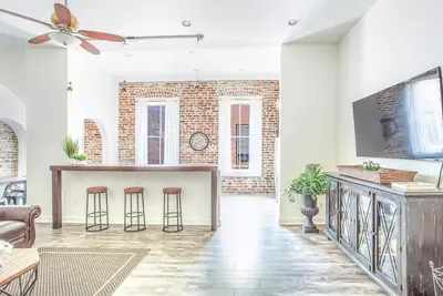 Image de Restez avec Lucky Savannah: Spacieux loft du centre-ville pouvant accueillir jusqu'à 10 personnes!
