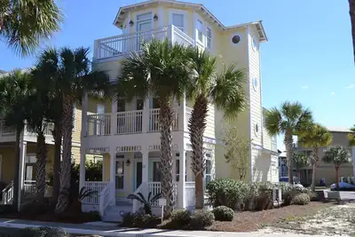 Image de Sunsplash - à côté de la piscine, de la plage et du romarin avec terrasse sur le toit.
