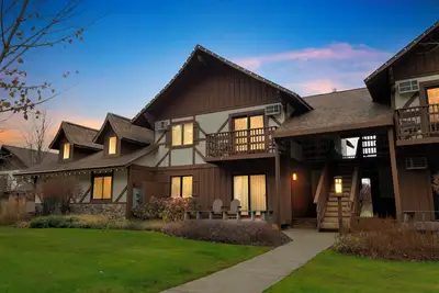 Image de Condo Crystal Mountain (2ème étage) -Pet convivial, Super golf, situé sur les 1er et 9ème trous!