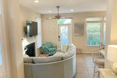 Image de Unité d'extrémité lumineuse et spacieuse Rowhome Étapes loin de toutes les dunes d'ours Trap