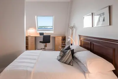 Image de Élégant dernier étage Condo avec vue sur le port, parking