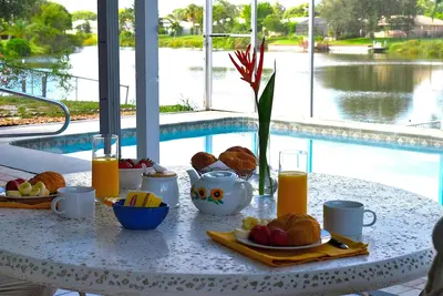 Image de Whispering Lake House, piscine chauffée, Wi-Fi, vue sur le lac, Waterfornt