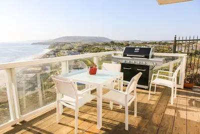 Image de Million Dollar Ocean View avec chemin d'accès à la plage adjacente à la propriété