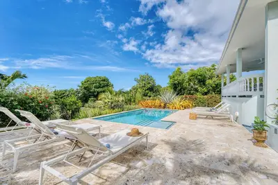 Image de R Villa Aux étapes plage avec piscine et pétanque Cour