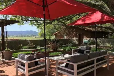 Image de Ranch Home On 3 Acres, caché sous les chênes avec des vues sur les montagnes.